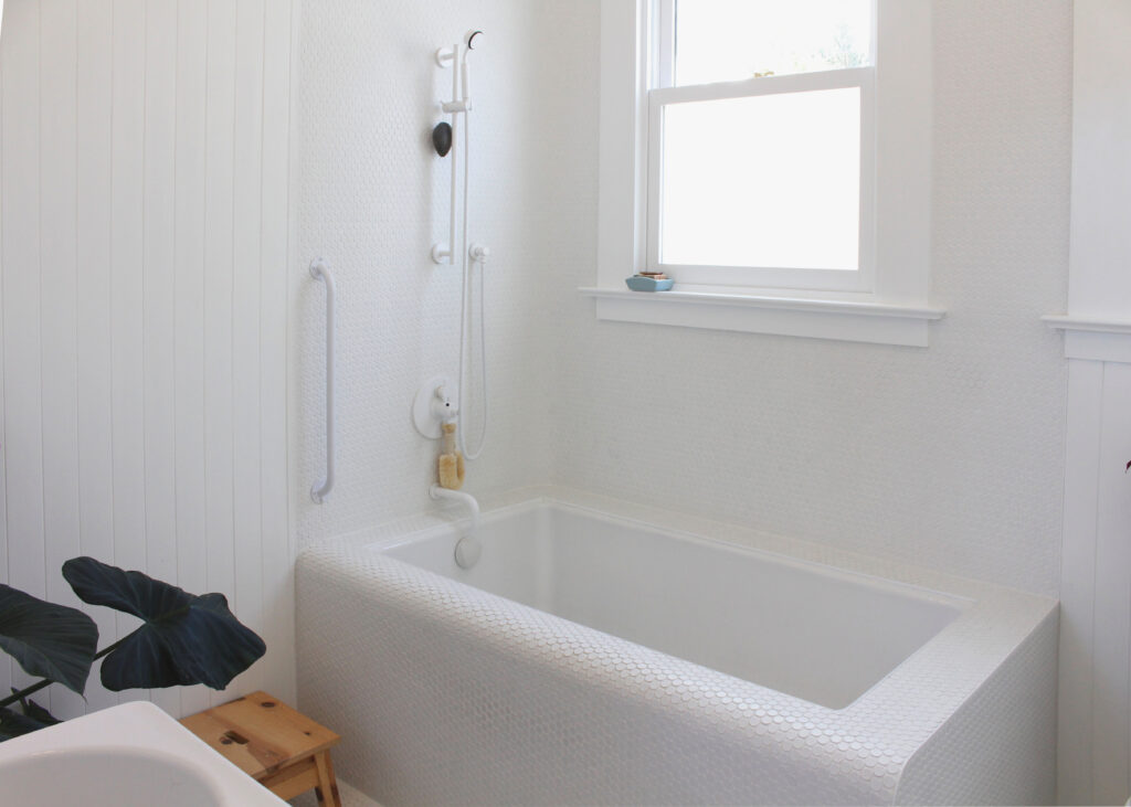 penny-round bathtub // Carriage House by Sky Lanigan for Medium Plenty 